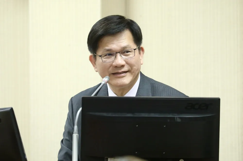 辦護照要快！林佳龍曝護照「10月起恐無法印製」　今年估短缺20萬本