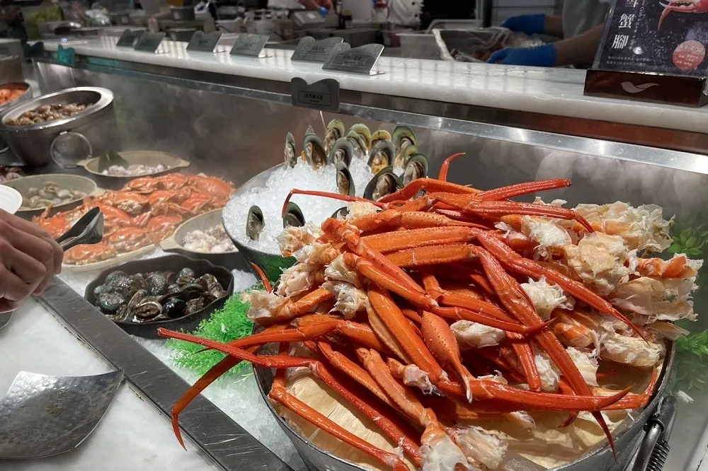 千元有找！饗食天堂 3 家門店祭出「雪蟹腳」吃到飽　母親節外帶套餐「9 道菜＋蛋糕」4688 元