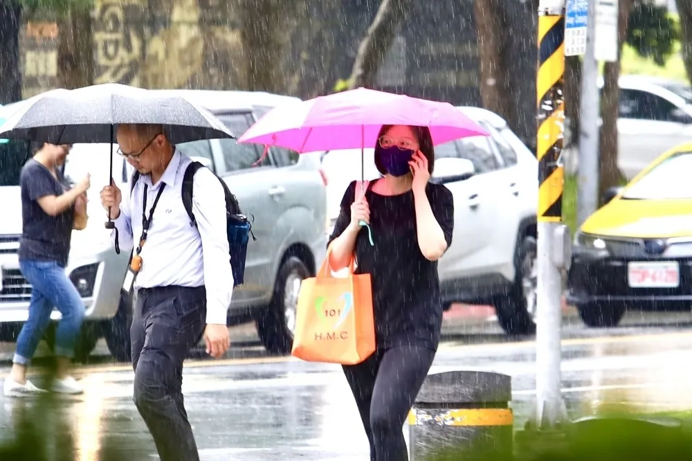 又要變天！明起中部以北降溫降雨　周末全台濕冷下周二轉晴