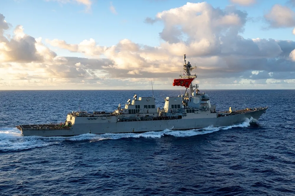 美軍神盾驅逐艦通過台海　解放軍東部戰區：全程跟監警戒