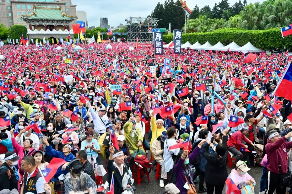 【不斷更新】國民黨凱道現場喊破20萬人　凱道周邊人潮塞爆