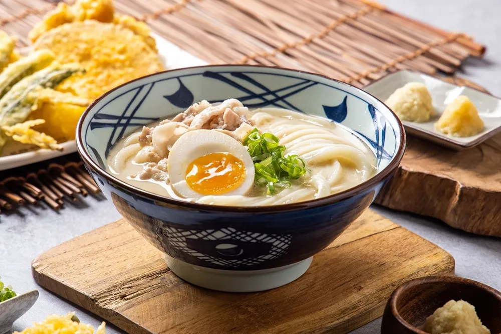 限期 2 天！丸龜製麵祭出「豚骨烏龍麵」買 1 送 1、每碗 72 元　5 月開賣全新剝皮辣椒口味