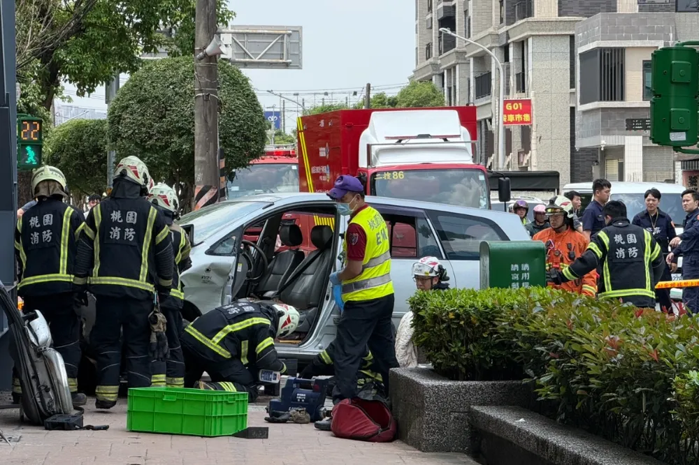 【有片】桃園重大車禍！八德區公所前「轎車猛撞2行人」　命危送醫1死亡