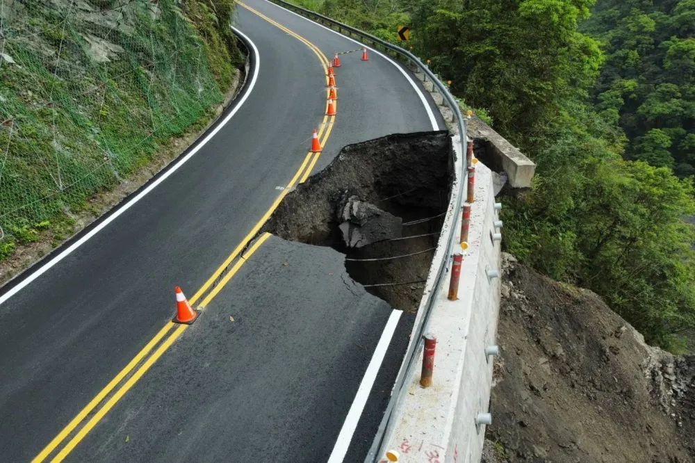宜蘭太平山園區驚見天坑　路段掏空15公尺將「局部休園」5天