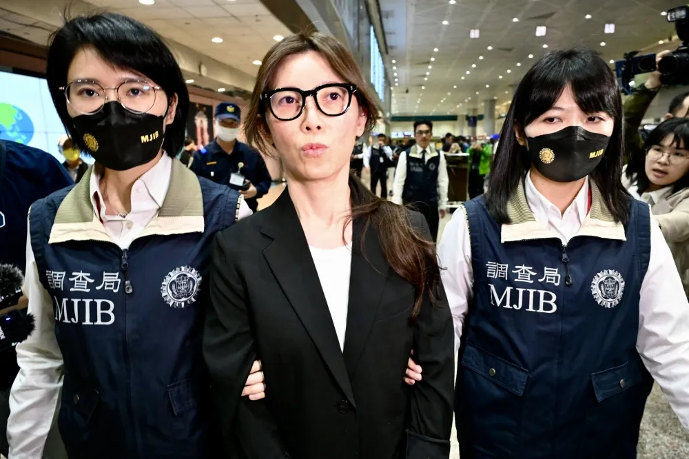【有片】「貴婦奈奈」吸金潛逃6年返台歸案　訊後200萬交保、戴電子腳鐐