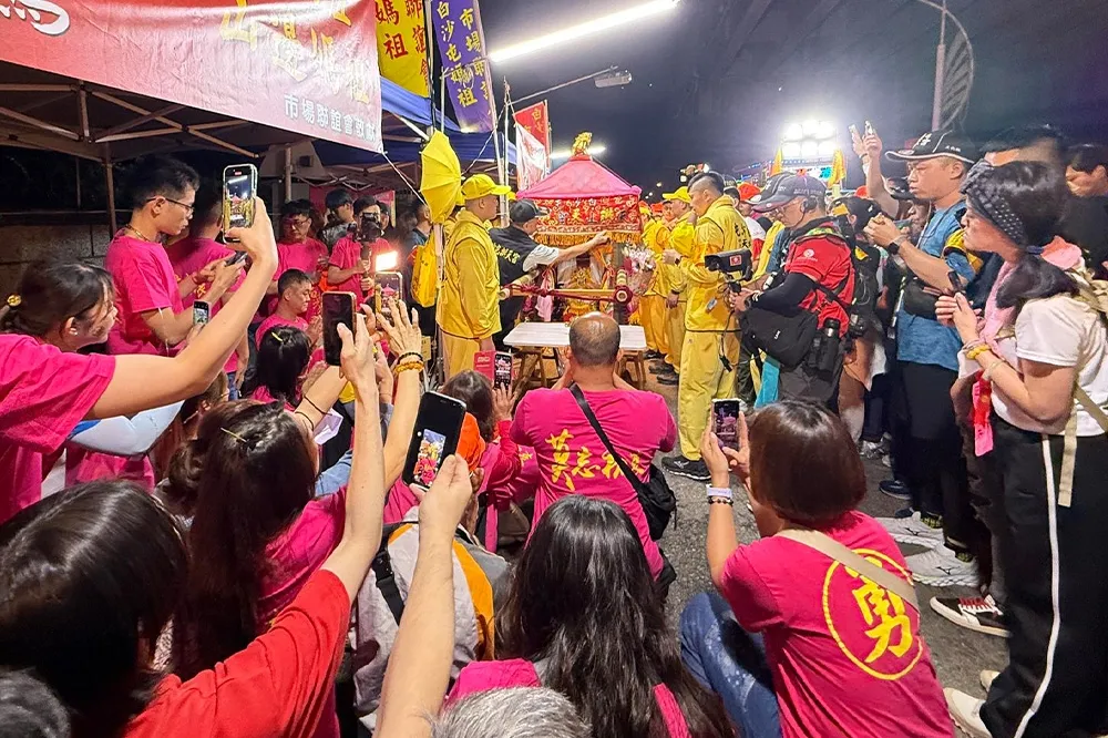 33萬信眾恭送「粉紅超跑」　白沙屯媽祖凌晨起駕出發