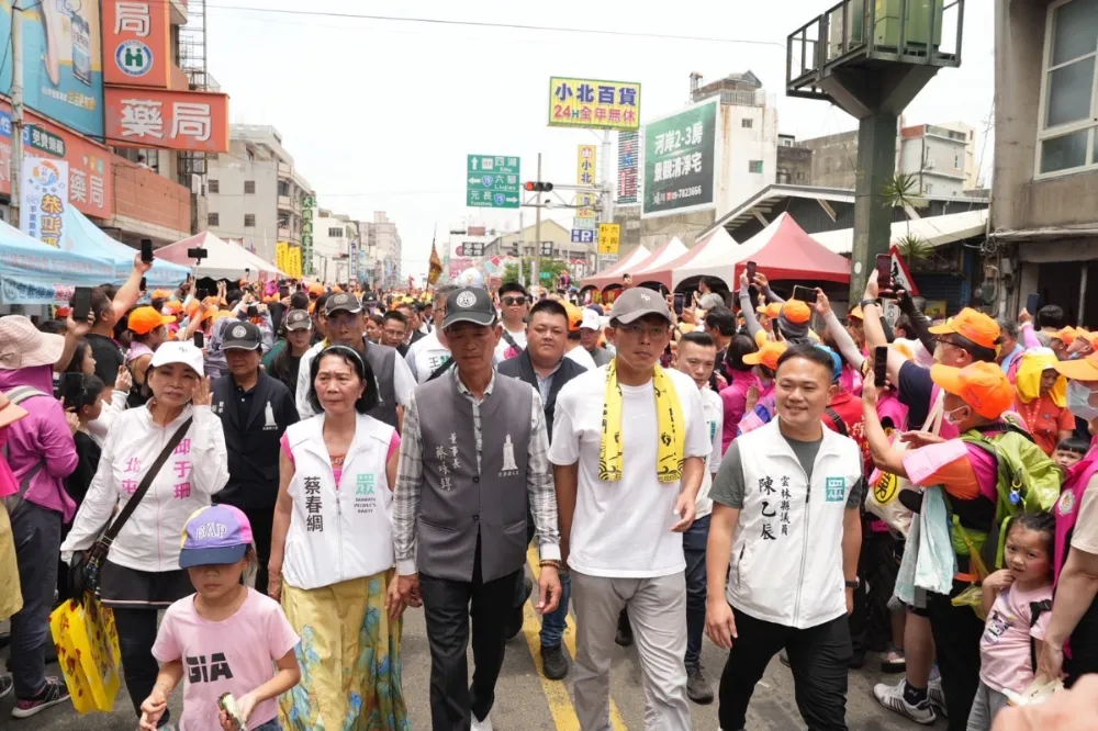 黃國昌現身繞境活動　許願「慈悲媽祖繼續保佑柯文哲」