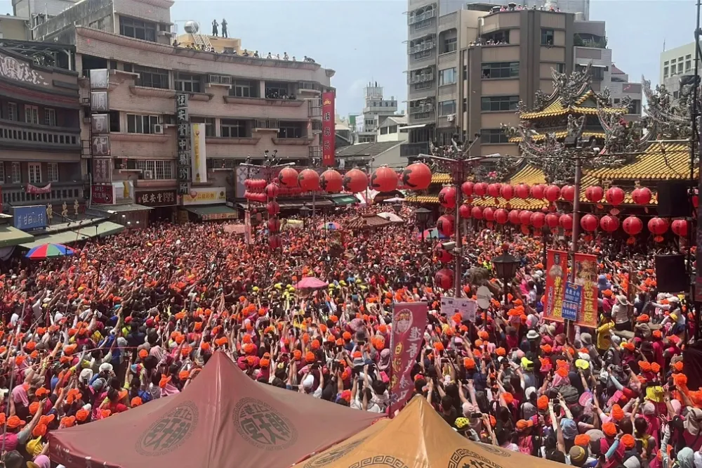 「粉紅超跑」白沙屯媽祖飆速36小時抵北港　60多萬信徒相迎