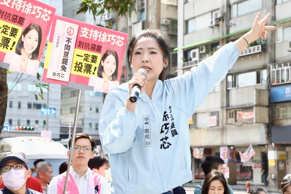 徐巧芯街頭演講遭比中指　曹興誠：惡有惡報