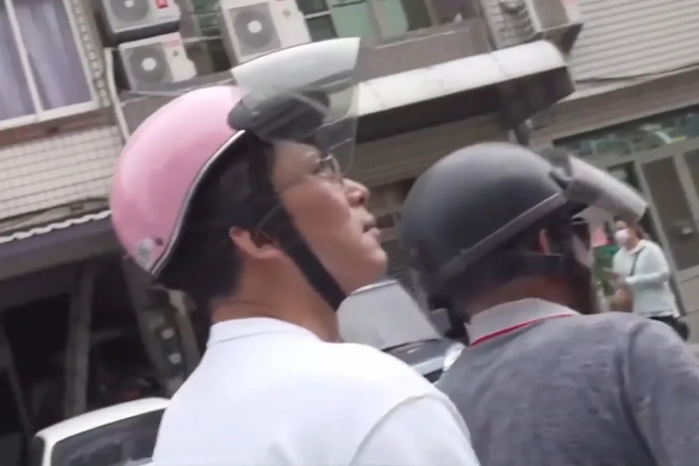 【有片】黃國昌坐機車追白沙屯媽祖被抓包連續違規　被問反嗆：誰說我騎車！