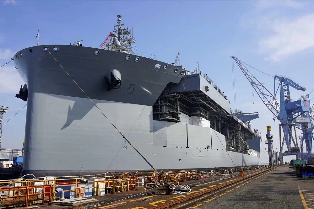 【有片】美軍艦首度靠日本大修！海上基地艦「米蓋爾基司號」橫濱整備　寫美日軍工合作里程碑