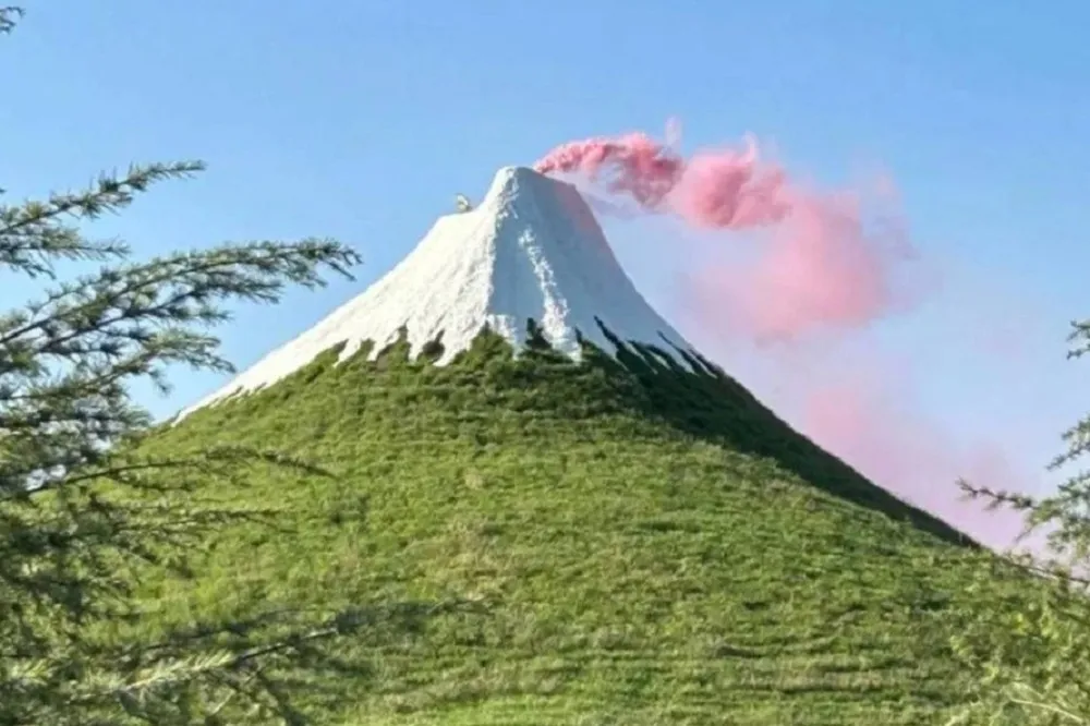【有片】中國山寨版富士山還會噴火　民眾酸：就是一堆油漆土丘