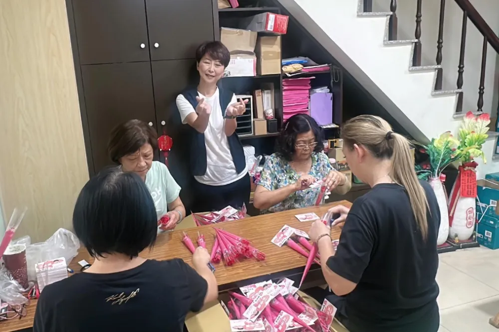 撒千萬送康乃馨？　陳亭妃出示報價單自清「大部分是志工的愛心」