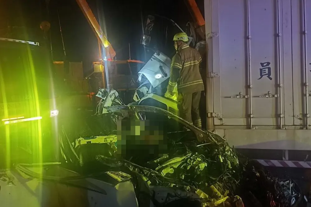 國道深夜5車連環撞　小客車遭「包夾」女駕駛當場身亡
