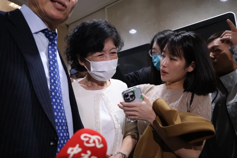 旁聽柯文哲案審理過程　陳佩琪落淚：為市民著想的市長竟落此程度