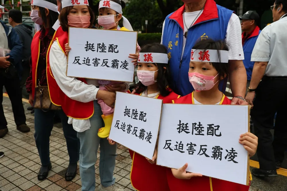 中國籍配偶上街遊行　要求政府放寬現行補件規定