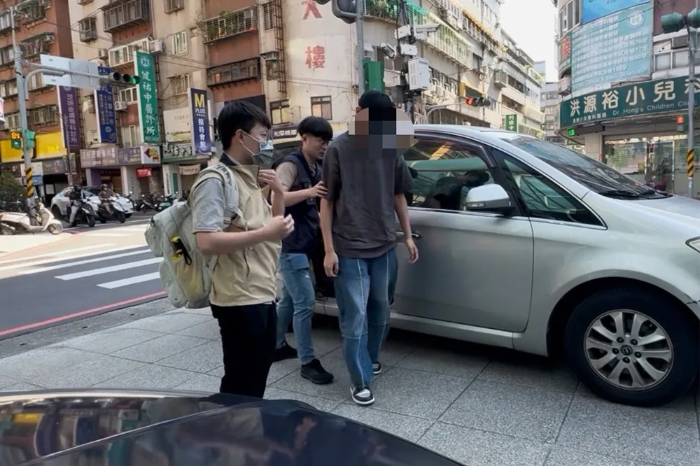 【有片】陳大天「走入警局」畫面曝光！經紀公司仍在了解中　大根在國外急否認