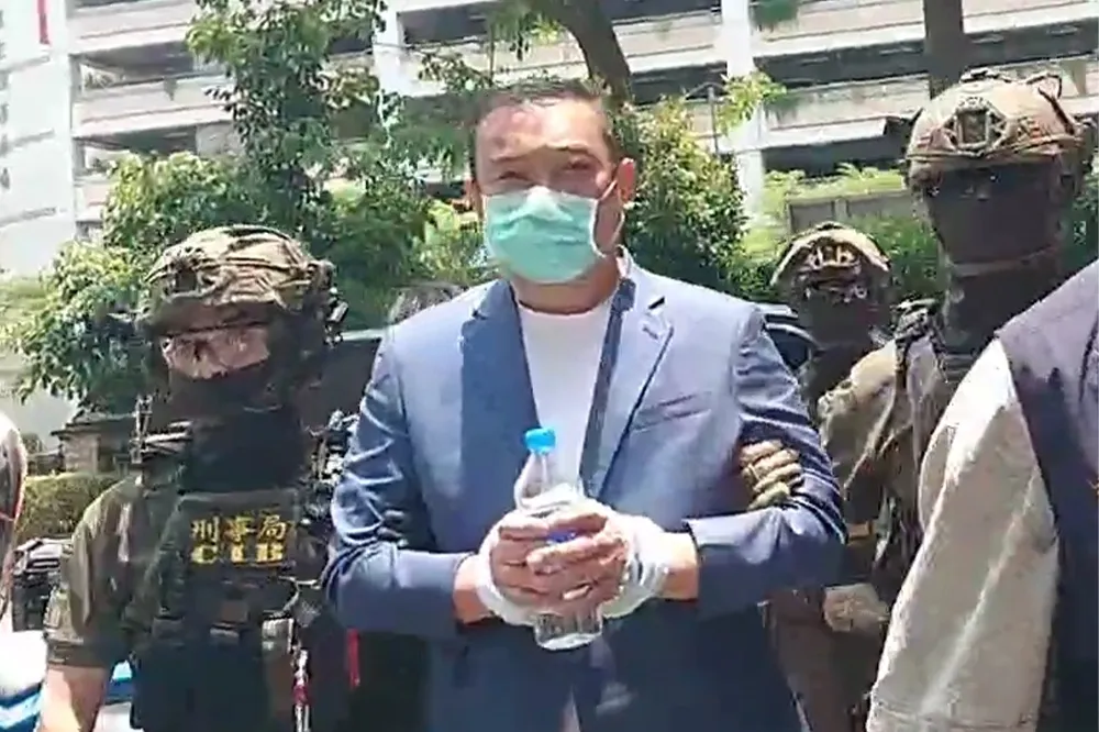 【有片】假釋期間涉「買兇殺人、賭博、洗錢」　威震董座遭撤銷假釋上銬畫面曝光