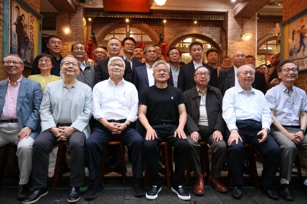 「兆元宴」經典照再現！黃仁勳再訪磚窯台菜餐廳　宴請供應鏈大咖