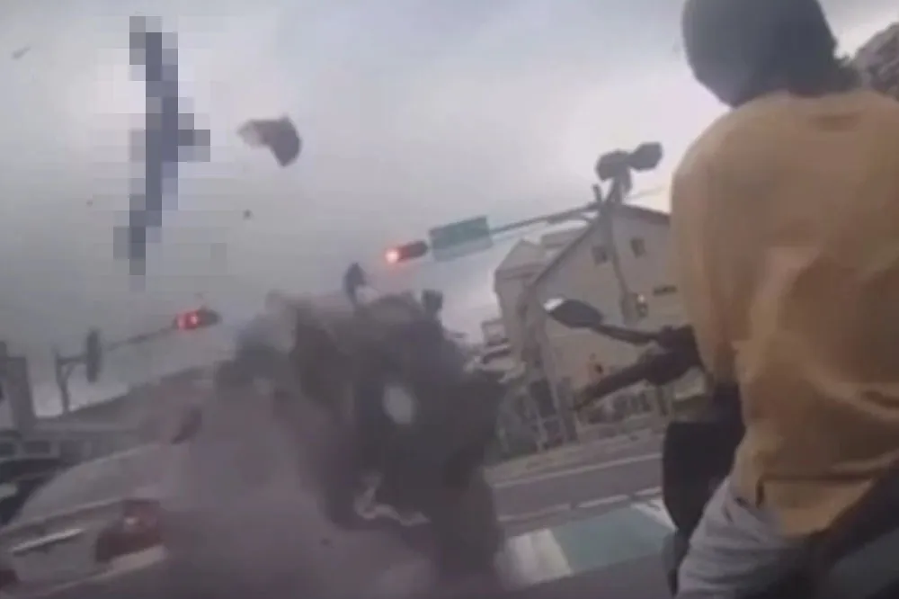 【三峽車禍】畫面曝光！汽車紅燈直衝　騎士人車被剷平、學生拋飛落地
