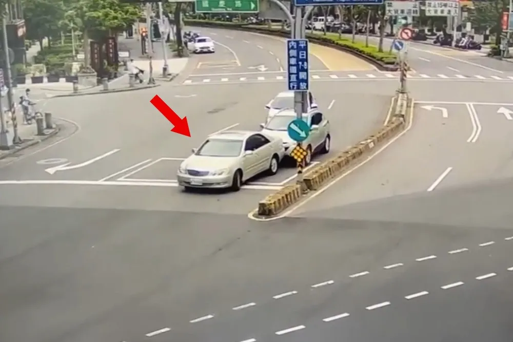 【三峽車禍】老翁暴衝前「24秒影像」曝光　詭異擦撞分隔島、又倒退撞後車
