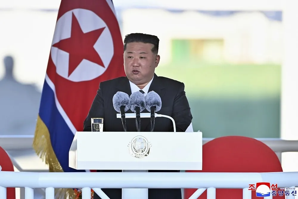 北韓5000噸戰艦下水翻車卡海裡　金正恩氣炸：這是犯罪行為！