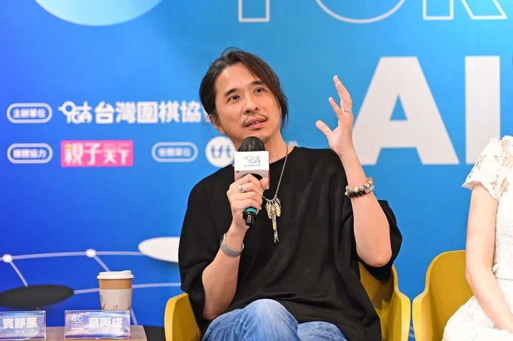 中央男大生犀利「連4問」影片曝光　葉丙成不發一語閃離現場