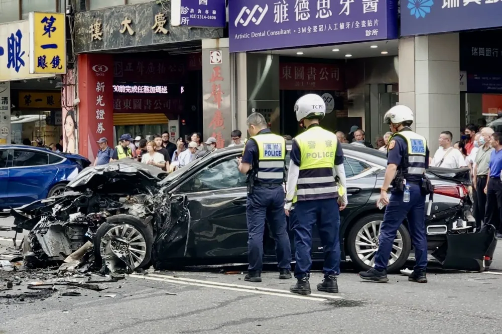 老翁無照駕車暴衝釀8傷　妻稱：台灣駕照太難考沒去考