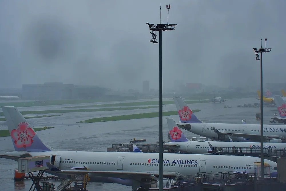 暴雨擾亂空中交通　桃機6航班轉降、台中機場停擺