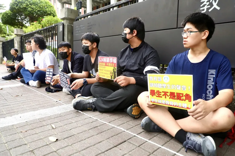 捍衛帶手機自由！高中生代表赴教育部抗議　籲退回手機保管政策