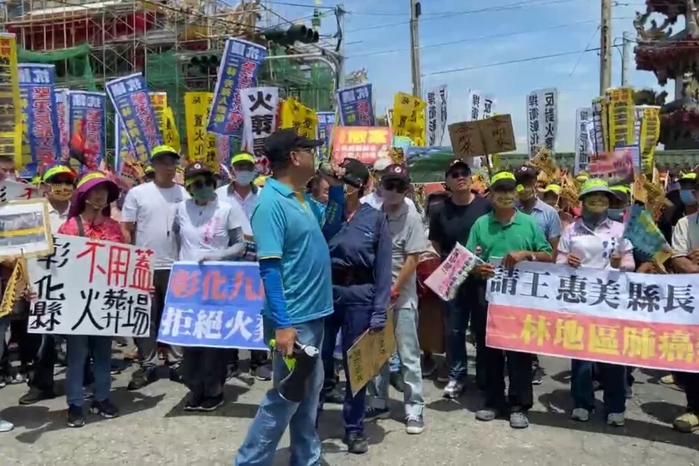 彰化火葬場說明會爆衝突！500位民眾集結抗議　男衝管制區左腿骨折