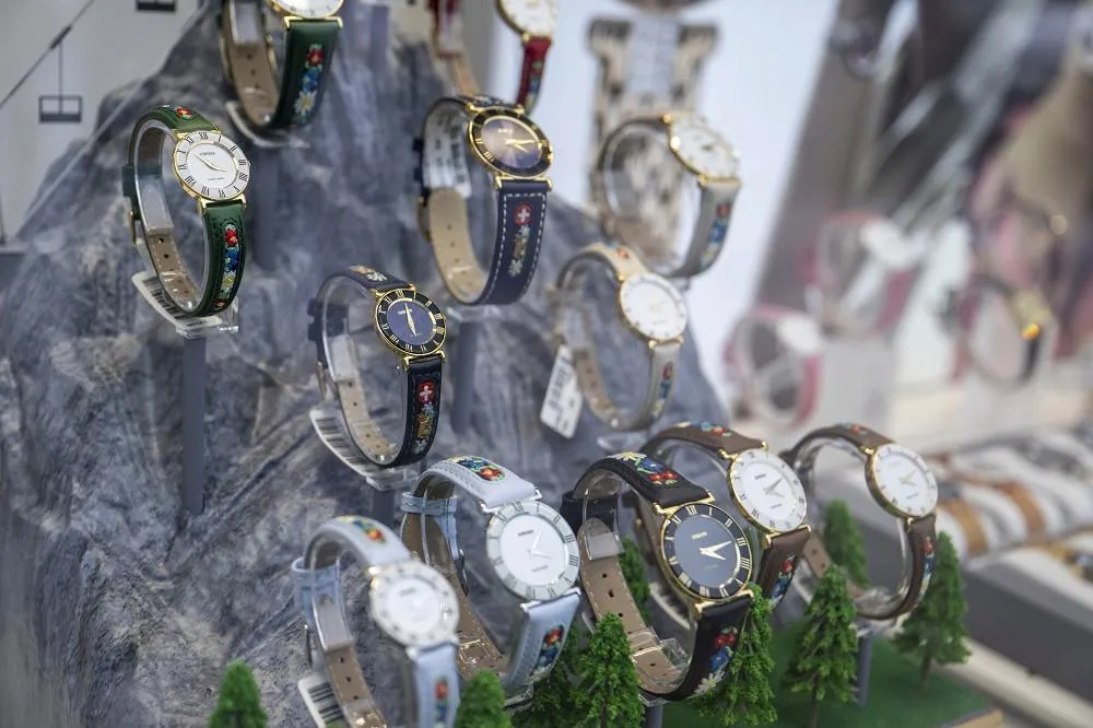 川普對瑞士課徵高達39%的對等關稅。圖為瑞士琉森4月16日店家展示瑞士品牌Jowissa錶。（美聯社）
