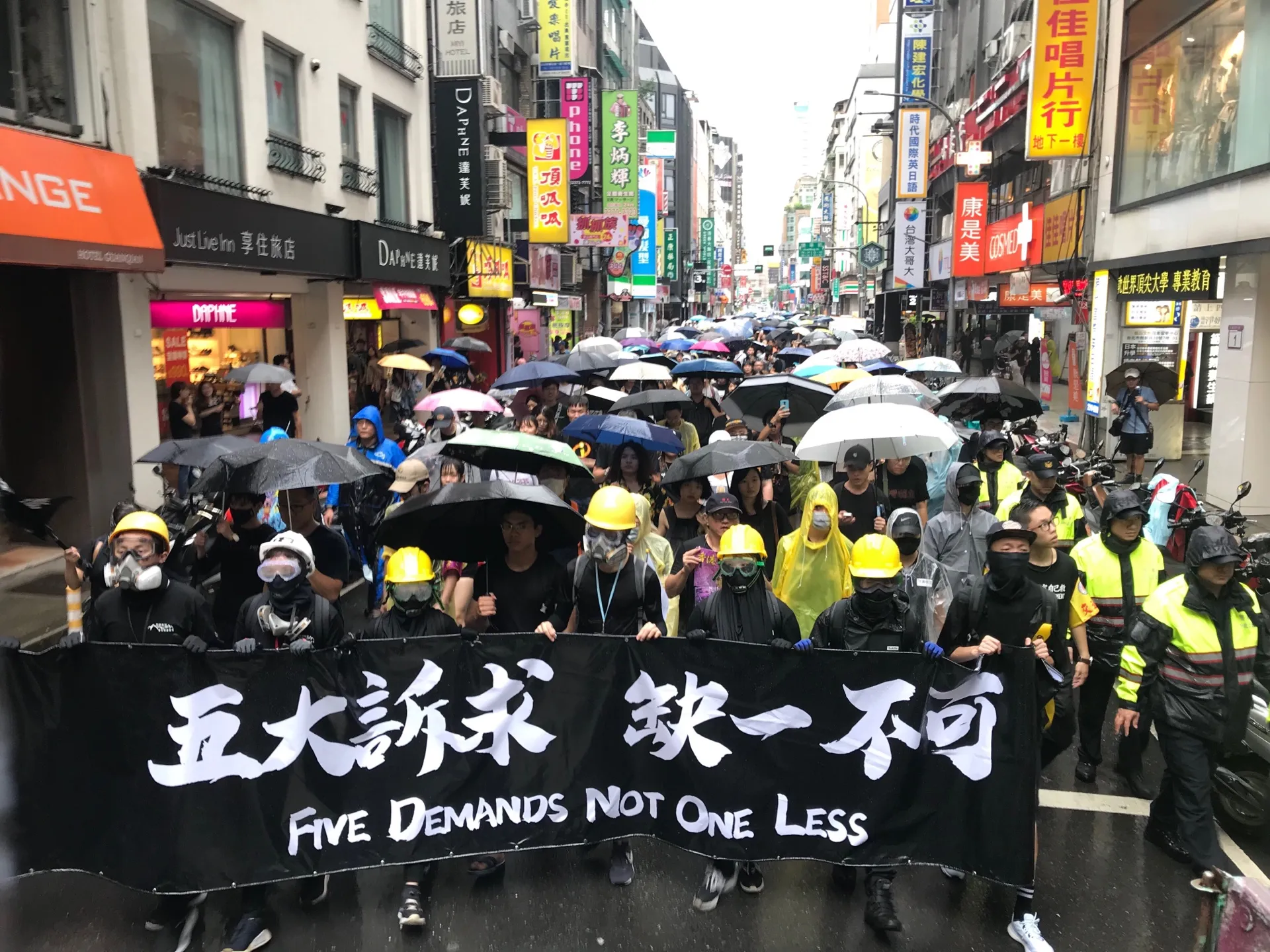 何韻詩被潑漆蔡英文生氣了：依法嚴懲-- 上報/ 焦點