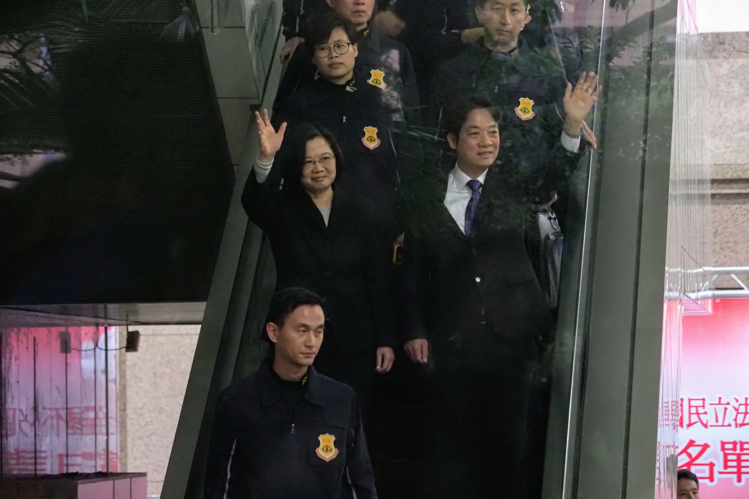 與賴清德赴中選會登記蔡英文：盼再有4年讓台灣更強大-- 上報/ 焦點