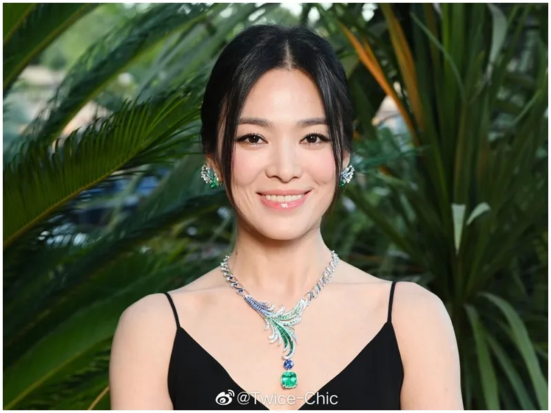 韓星宋慧喬在巴黎的未精修照片，嘴角明顯浮出紋路。