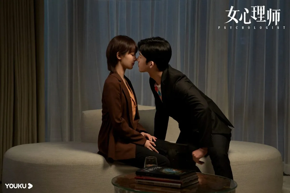 楊紫與井柏然搭檔《女心理師》的吻戲，當時讓網友評為2021年最佳吻戲