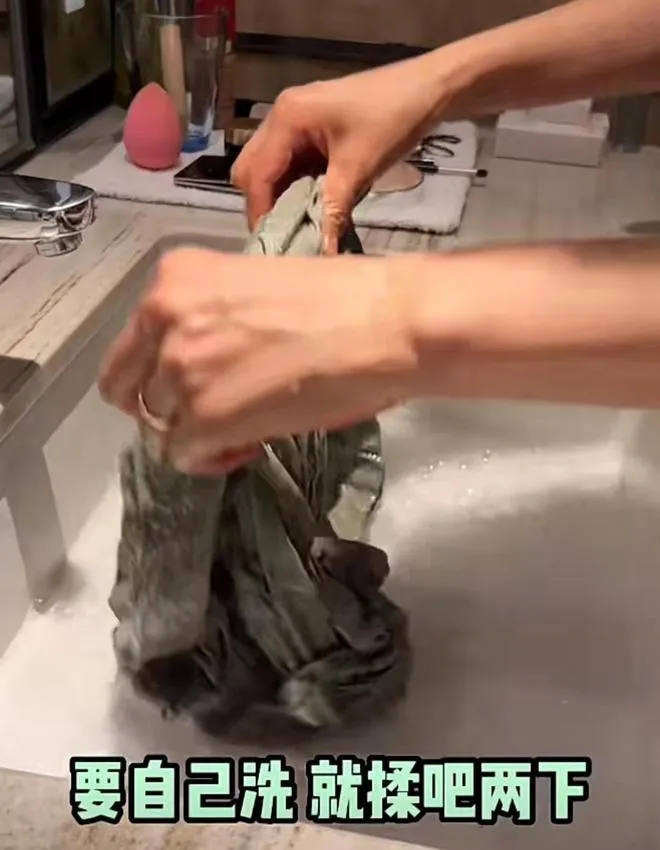 高圓圓錄綜藝節目收工後，自己洗衣服