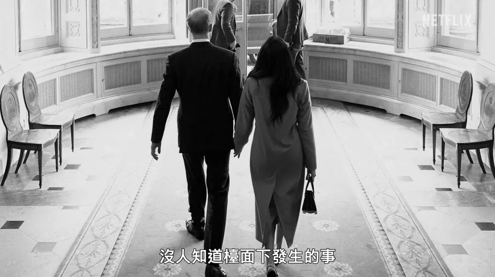 Netflix《哈利王子與梅根》預告此畫面地點在白金漢宮，梅根哈利疑並未獲女王同意就私自拍攝，引起爭議