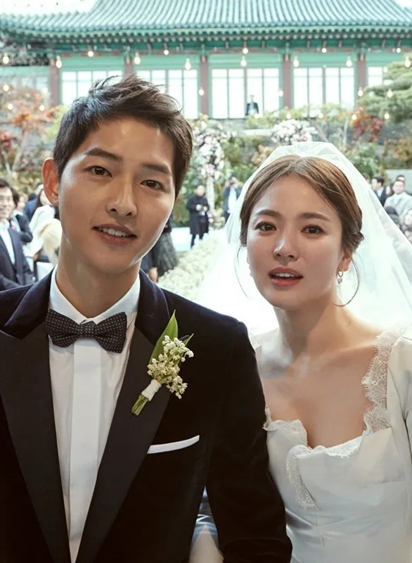 宋仲基與宋慧喬2016年因搭檔《太陽的後裔》相戀結婚，兩人2017年的婚禮轟動全亞洲
