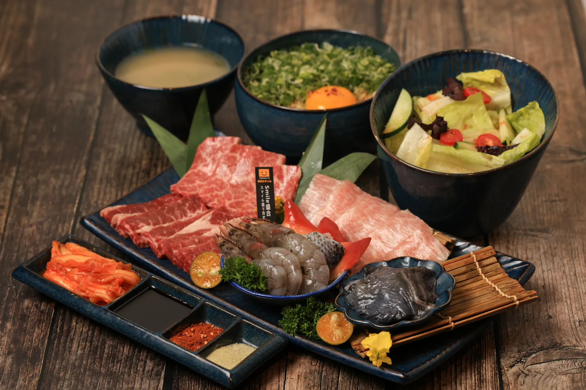 個人烤肉店「燒肉 Smile」推薦菜單：「Smile 盛合套餐」牛、雞、豬、海鮮 7 款食材一次滿足