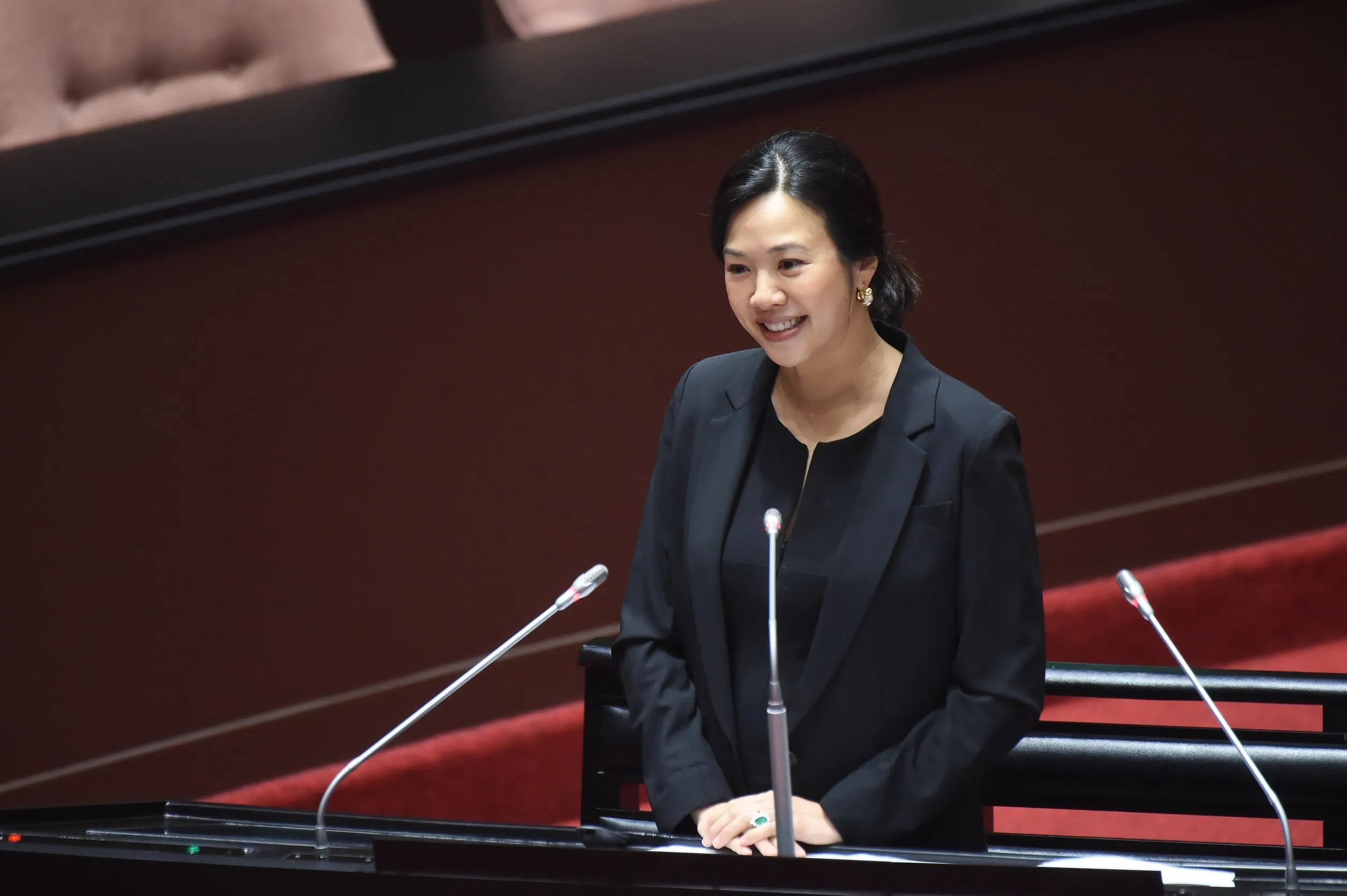 產後復出首質詢吳欣盈力推主權基金、夫婿旁聽擁抱支持-- 上報/ 焦點