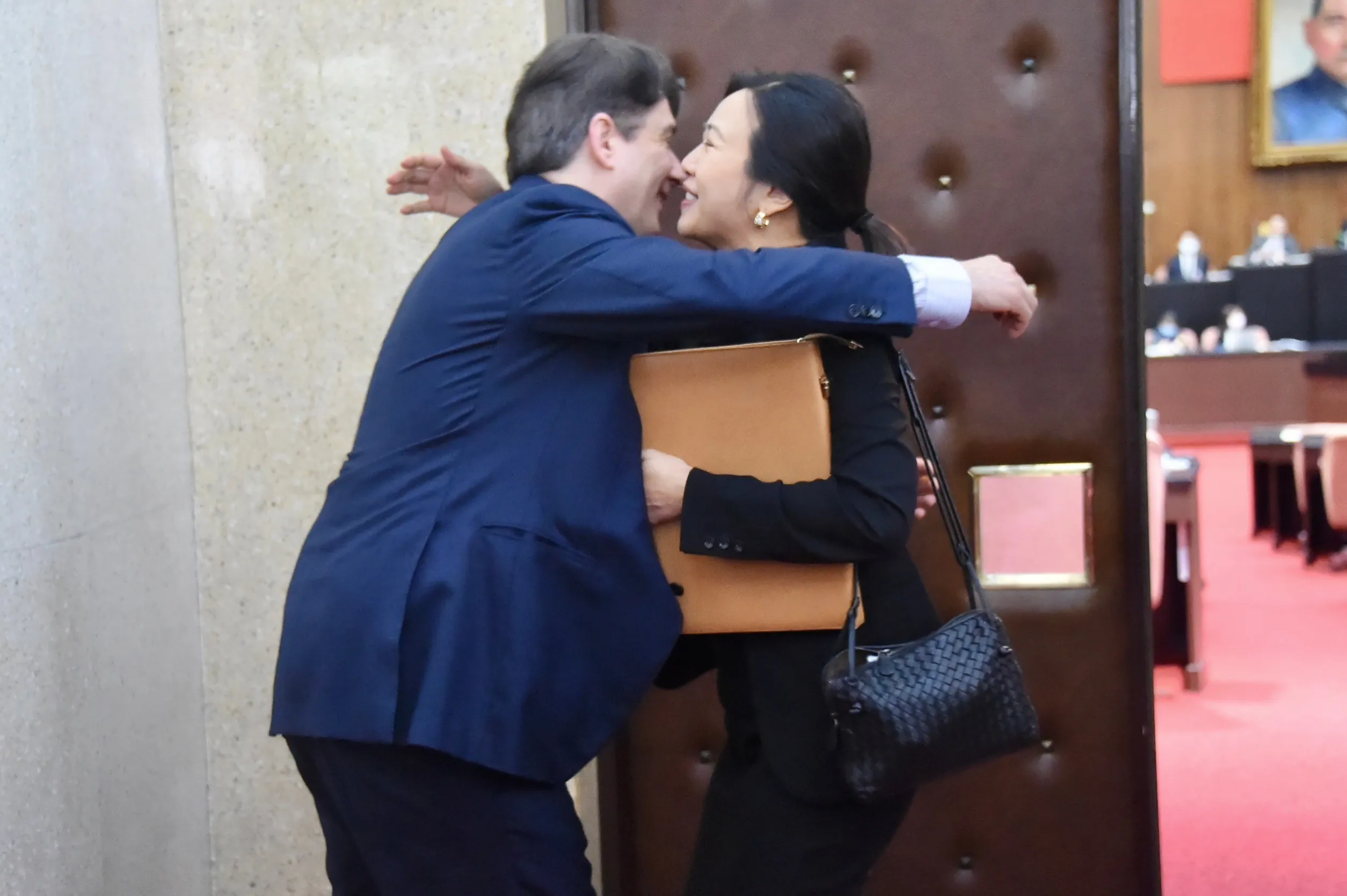 產後復出首質詢吳欣盈力推主權基金、夫婿旁聽擁抱支持-- 上報/ 焦點