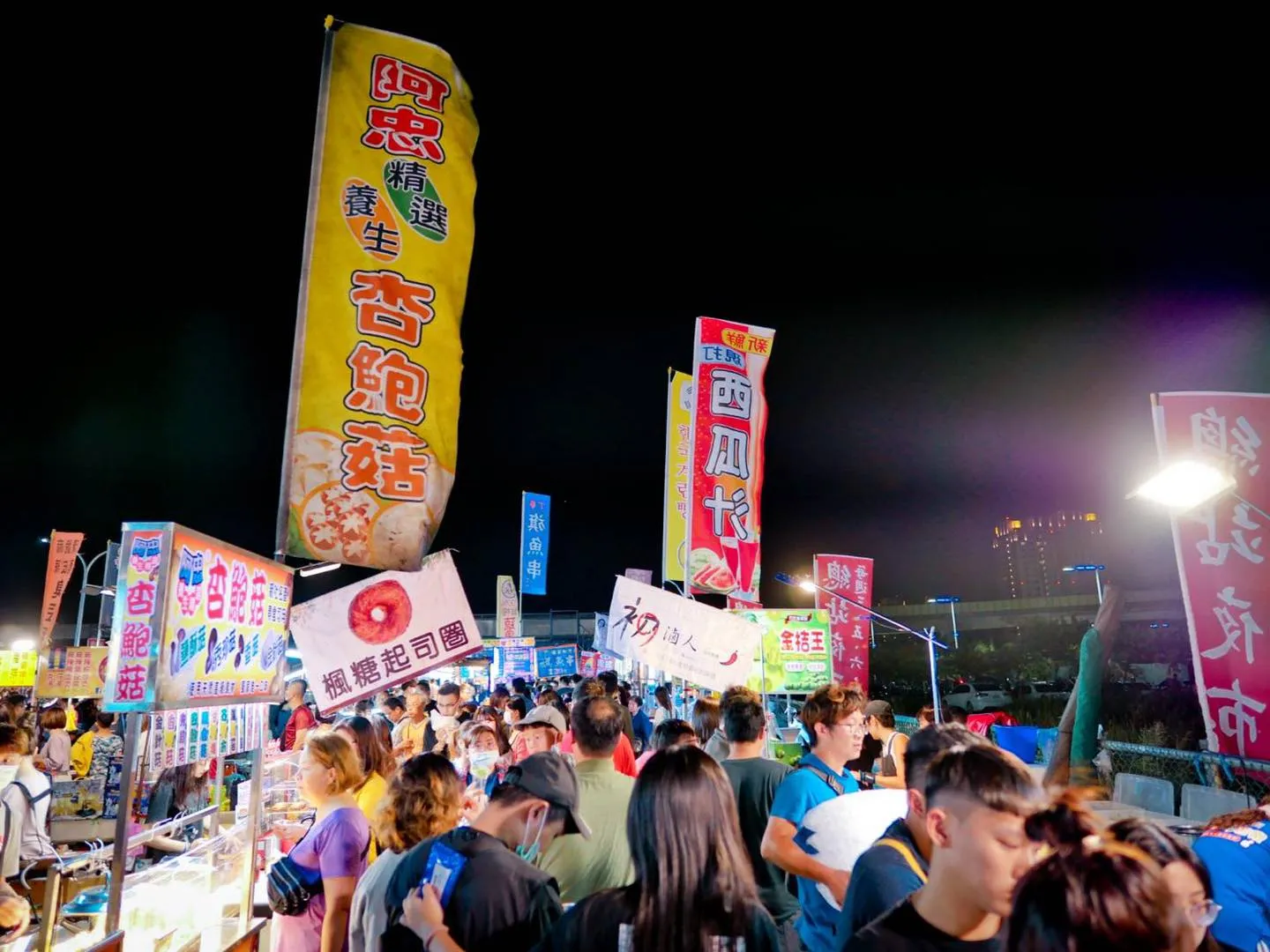 如果說到「總站夜市」必吃的美食，從鐵板牛排、福建炒麵、、手工披薩關東煮，到烤麻糬、石頭燒餅、肉圓通通有
