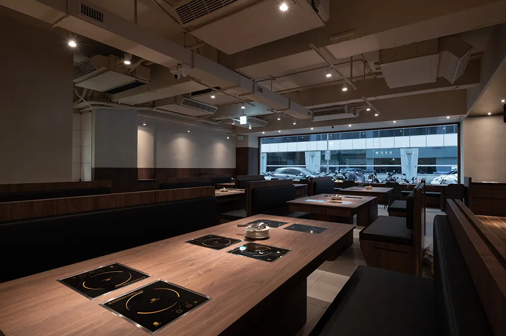 而二店與一店相比，台北長安東店「萬客什鍋」顯得更加寬闊許多