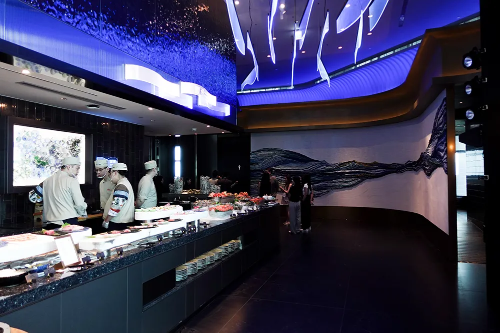 來這邊不僅能享受美食，於每個餐區只要抬頭看，便可以看到不同藝術家打造的裝置藝術