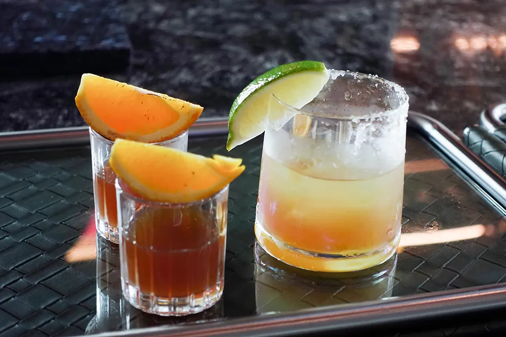 台北 101「饗 A Joy」推薦菜色「城」境餐區／「漫漫津澤」飲品酒吧：Perry’ s Palate Plan 島嶼冰茶（沙士取代可樂）、大地之華（冬瓜茶融入調酒）