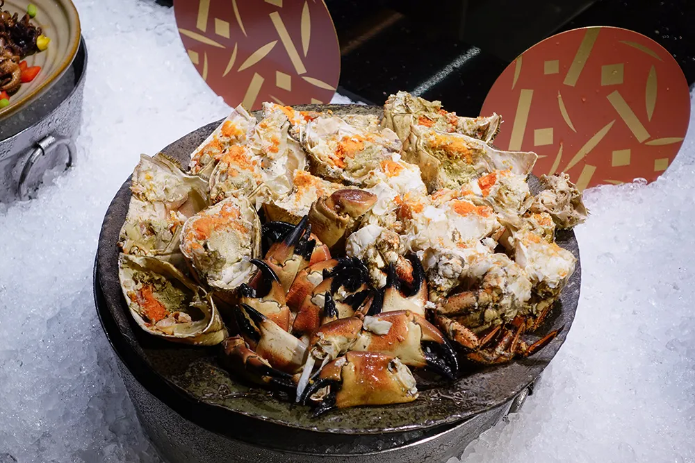 日料吃到飽「旭集」網友超推薦的「麵包蟹」、「雪場蟹」、「鐵板干貝」等，天母店也通通吃得到。