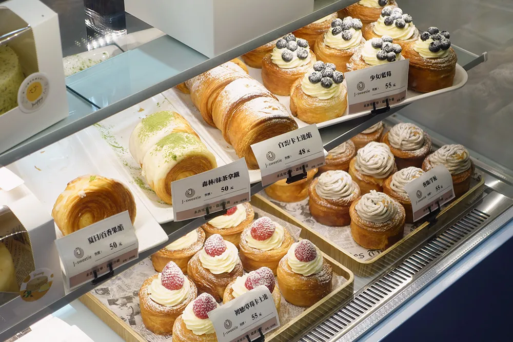 如果要說到南門市場的人氣甜點，這間「J-sweetie」現場可以大排長龍呢