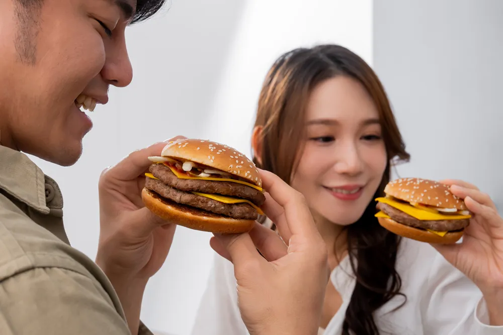 買當勞「雙層四盎司牛肉堡」單點 129 元、經典套餐 194 元（12/20 正式開賣）