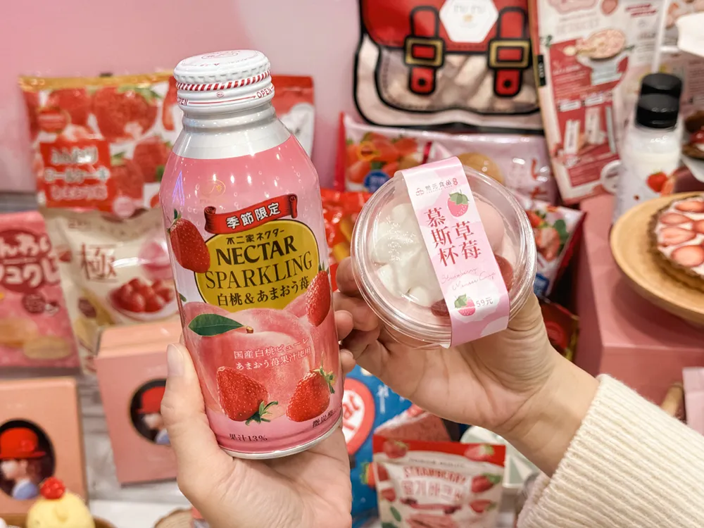 7-11 草莓季「不二家白桃草莓果汁氣泡飲」售價 79 元、「草莓慕斯杯」售價 59 元